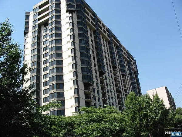 $2,500 | 1265 15th Street, Unit 14E, Fort Lee, NJ 07024