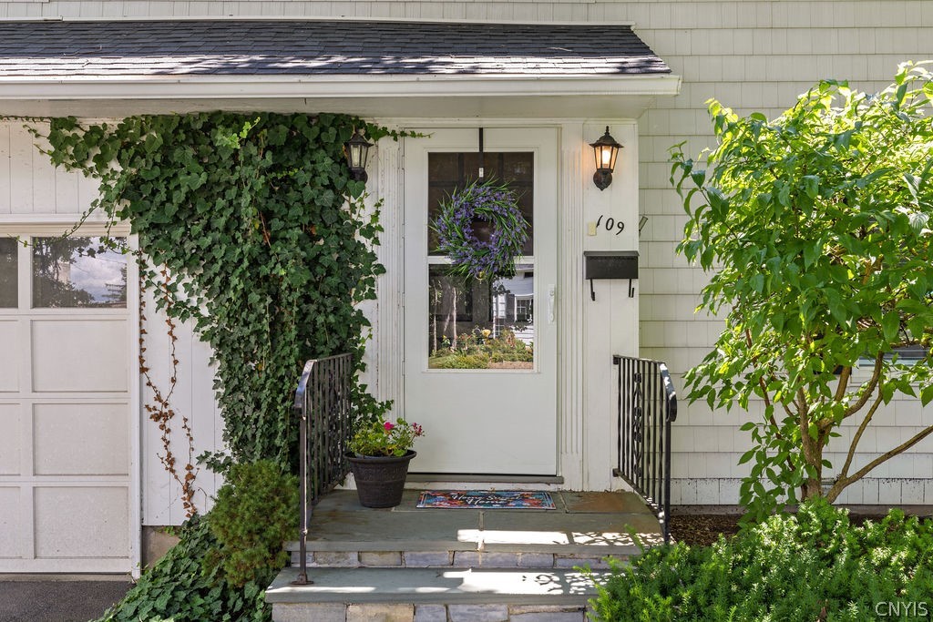 109 Overlook Drive Syracuse, NY 13207 - Photo 3 of 42