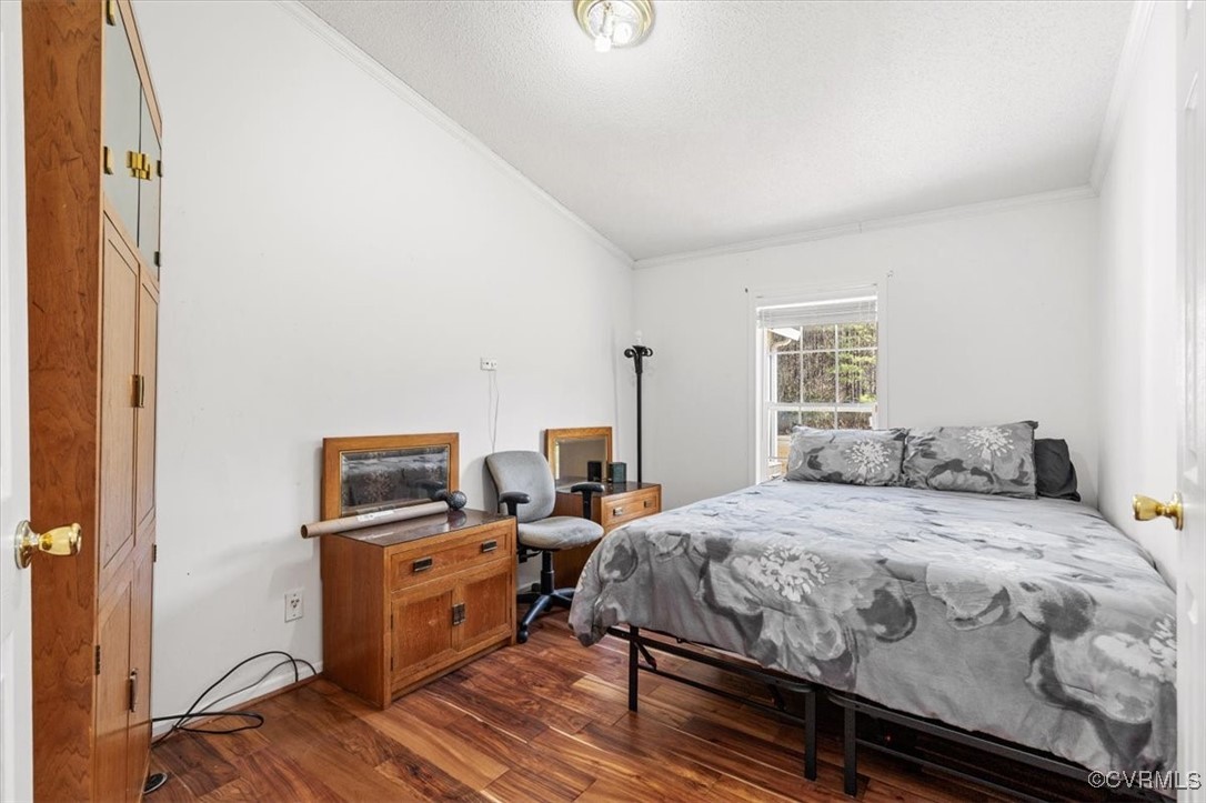 18436 Wakefield Road Courtland, VA 23837 - Photo 13 of 50 Bedroom featuring a textured ceiling, lofted ceili