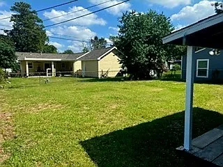 a view of a house with backyard