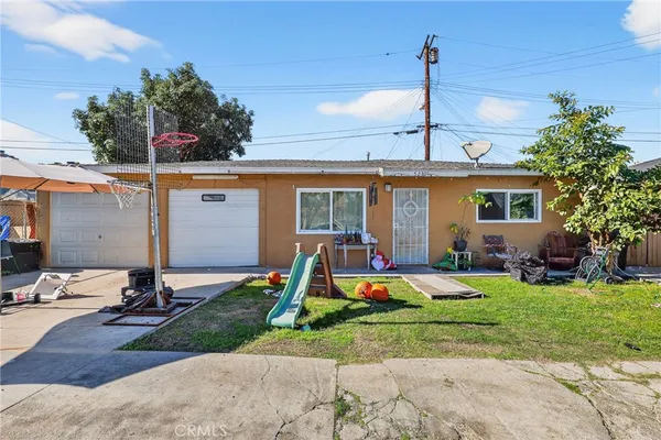 a view of a house with backyard
