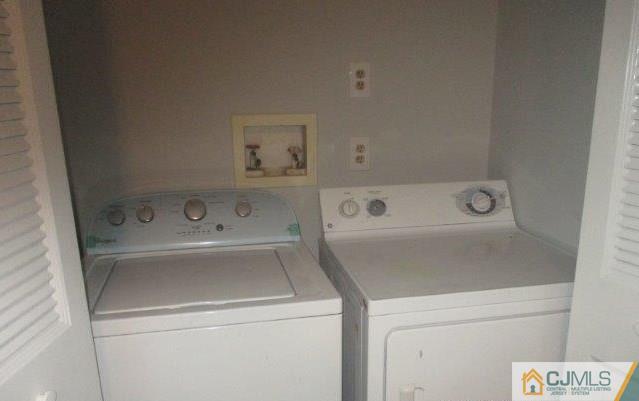 824 Edpas Road, Unit 824 New Brunswick, NJ 08901 - Photo 11 of 11 a utility room with dryer and washer