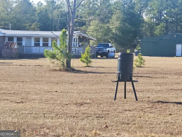 a view of backyard of the house