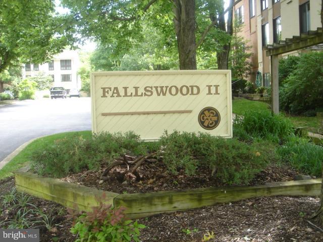 21 Hamill Road, Unit 21F Baltimore, MD 21210 - Photo 16 of 28 a view of a water fountain with large trees