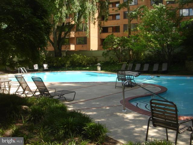 21 Hamill Road, Unit 21F Baltimore, MD 21210 - Photo 18 of 28 a view of a backyard with sitting area