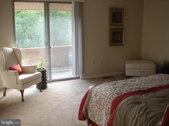 21 Hamill Road, Unit 21F Baltimore, MD 21210 - Photo 10 of 28 a bedroom with a bed and a window