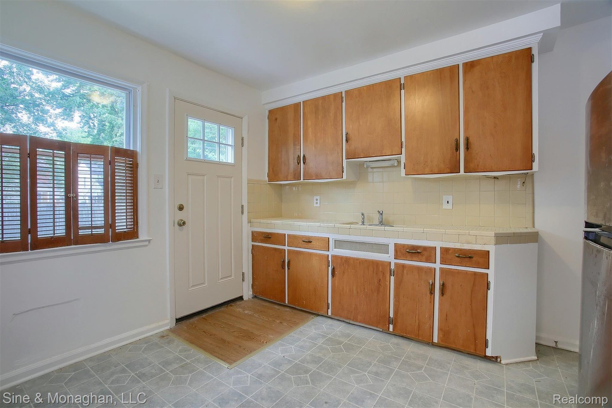 22200 Moross Road Grosse Pointe, MI 48236 - Photo 5 of 25 6-1st-Unit-Kitchen.jpg