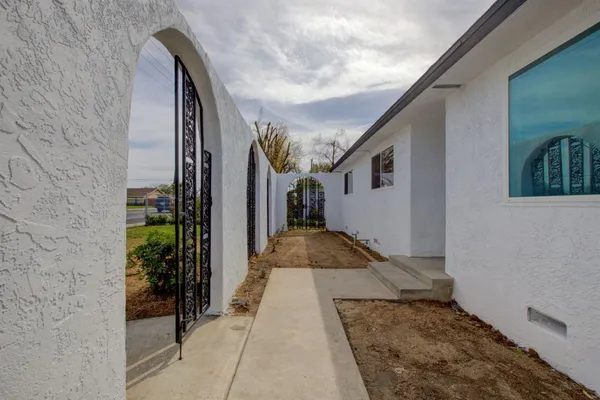 a view of a house with a backyard