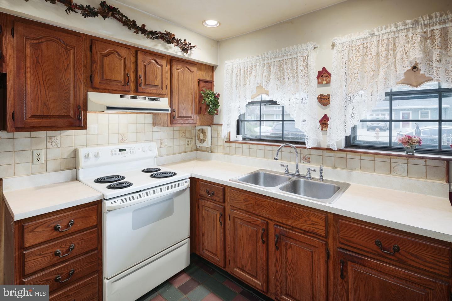 9317 Andover Road Philadelphia, PA 19114 - Photo 2 of 10 Kitchen