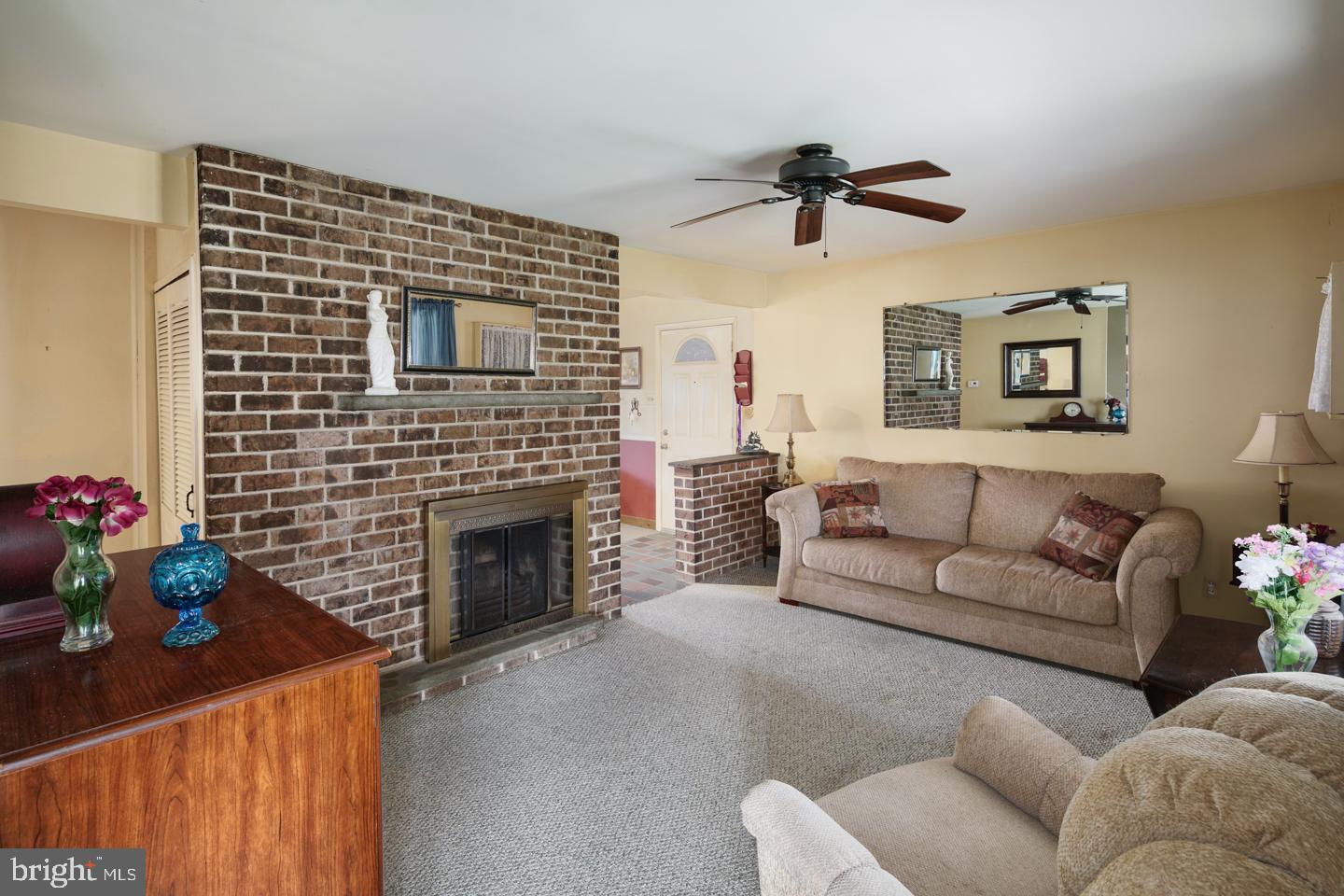 9317 Andover Road Philadelphia, PA 19114 - Photo 4 of 10 Living Room