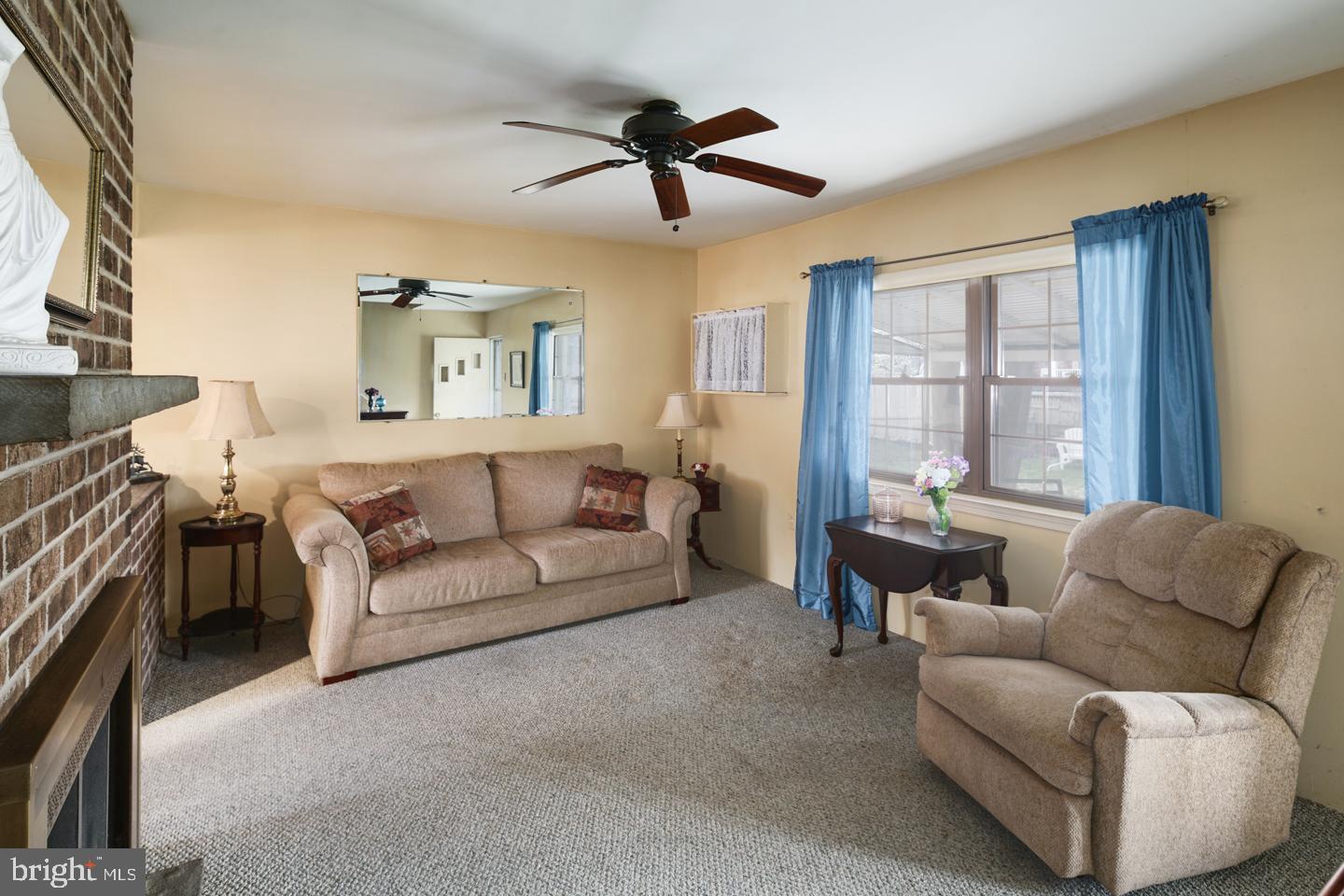 9317 Andover Road Philadelphia, PA 19114 - Photo 5 of 10 Living Room