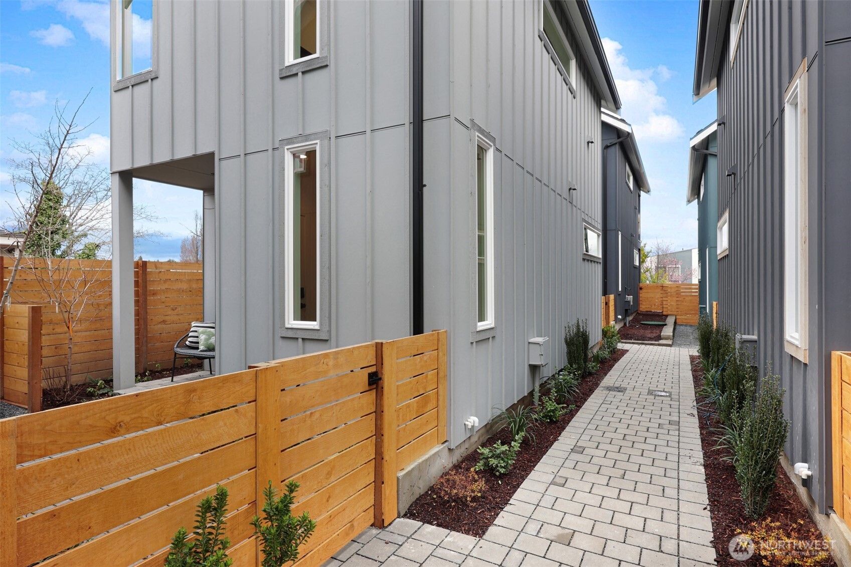 2006 B 19th Avenue South Seattle, WA 98144 - Photo 2 of 32