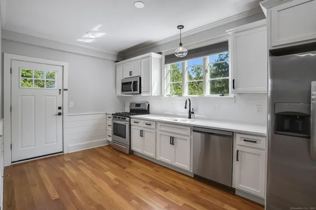 $2,300 | 30 Fairmont Place, Shelton, CT 06484