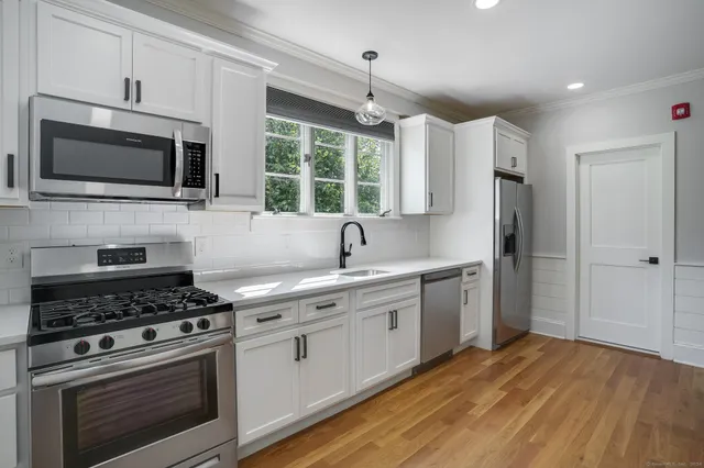 $2,300 | 30 Fairmont Place, Shelton, CT 06484