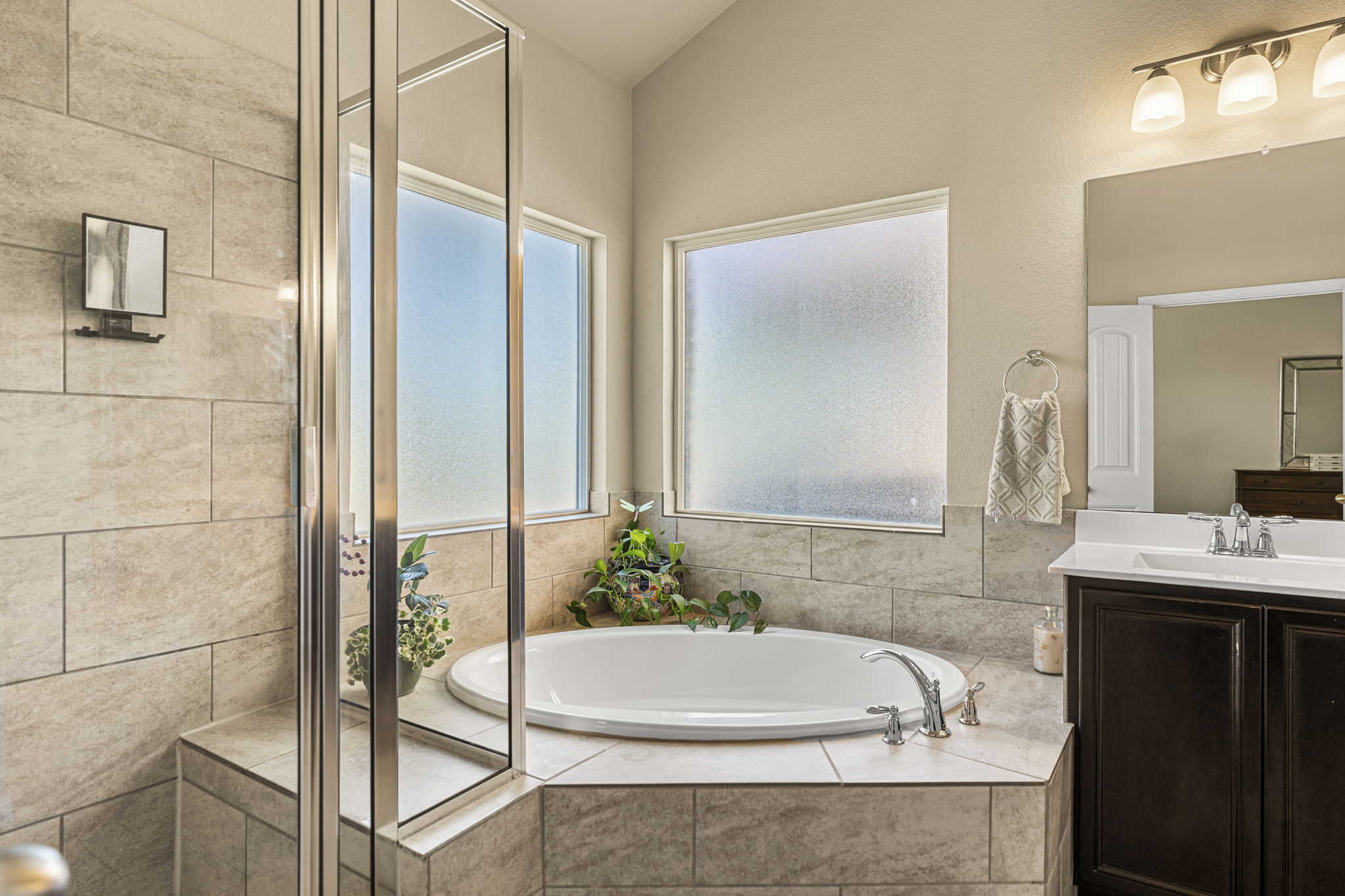 11412 Reading Way Austin, TX 78717 - Photo 13 of 35 Primary bathroom with large corner soaking tub and separate walk in shower.