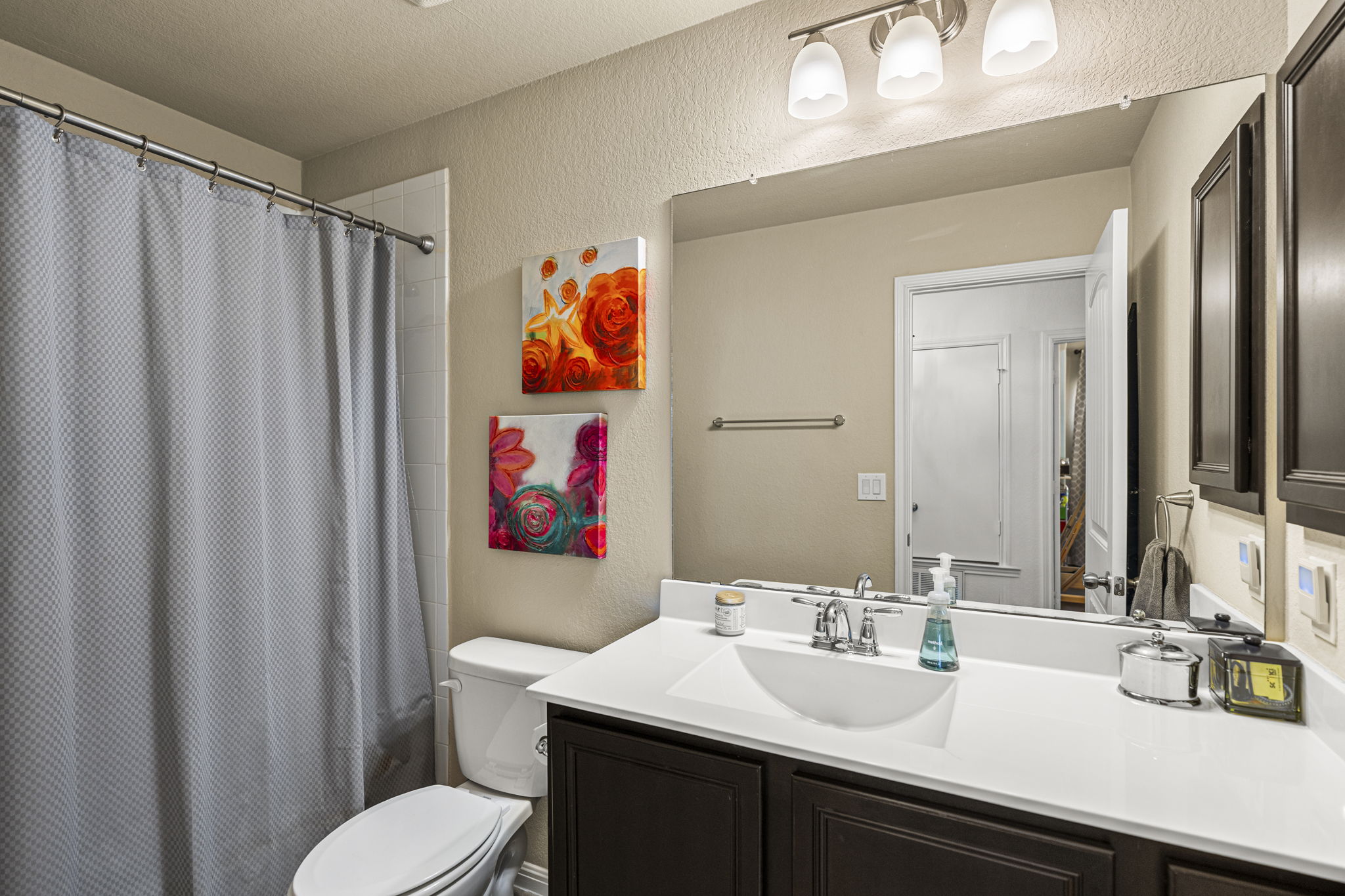 11412 Reading Way Austin, TX 78717 - Photo 21 of 35 Secondary full bathroom with tub/shower combo.