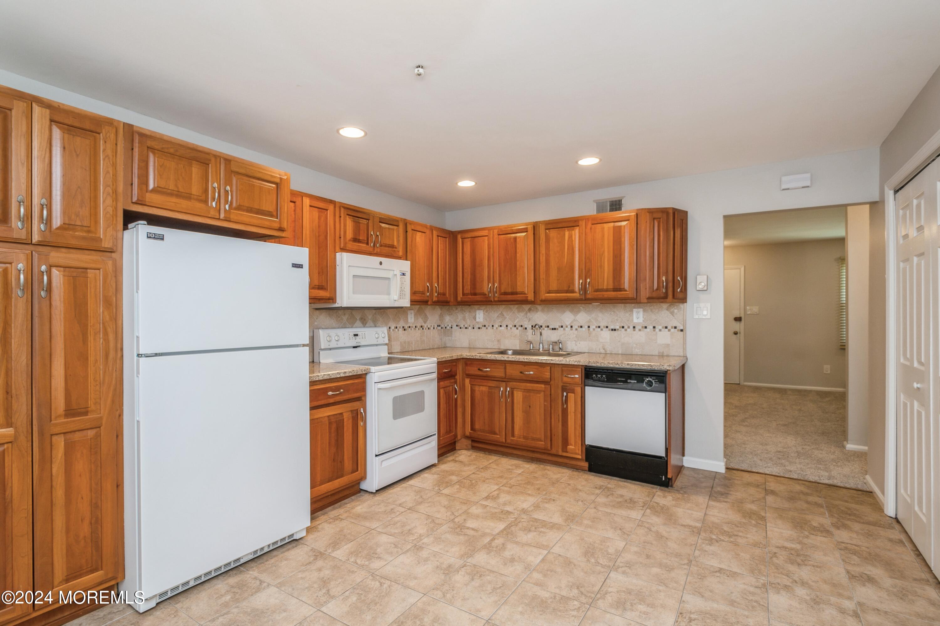 95 Halls Croft Road, Unit E Freehold, NJ 07728 - Photo 5 of 23 08_95HallsCroftRd_UnitE_5_Kitchen_HiRes