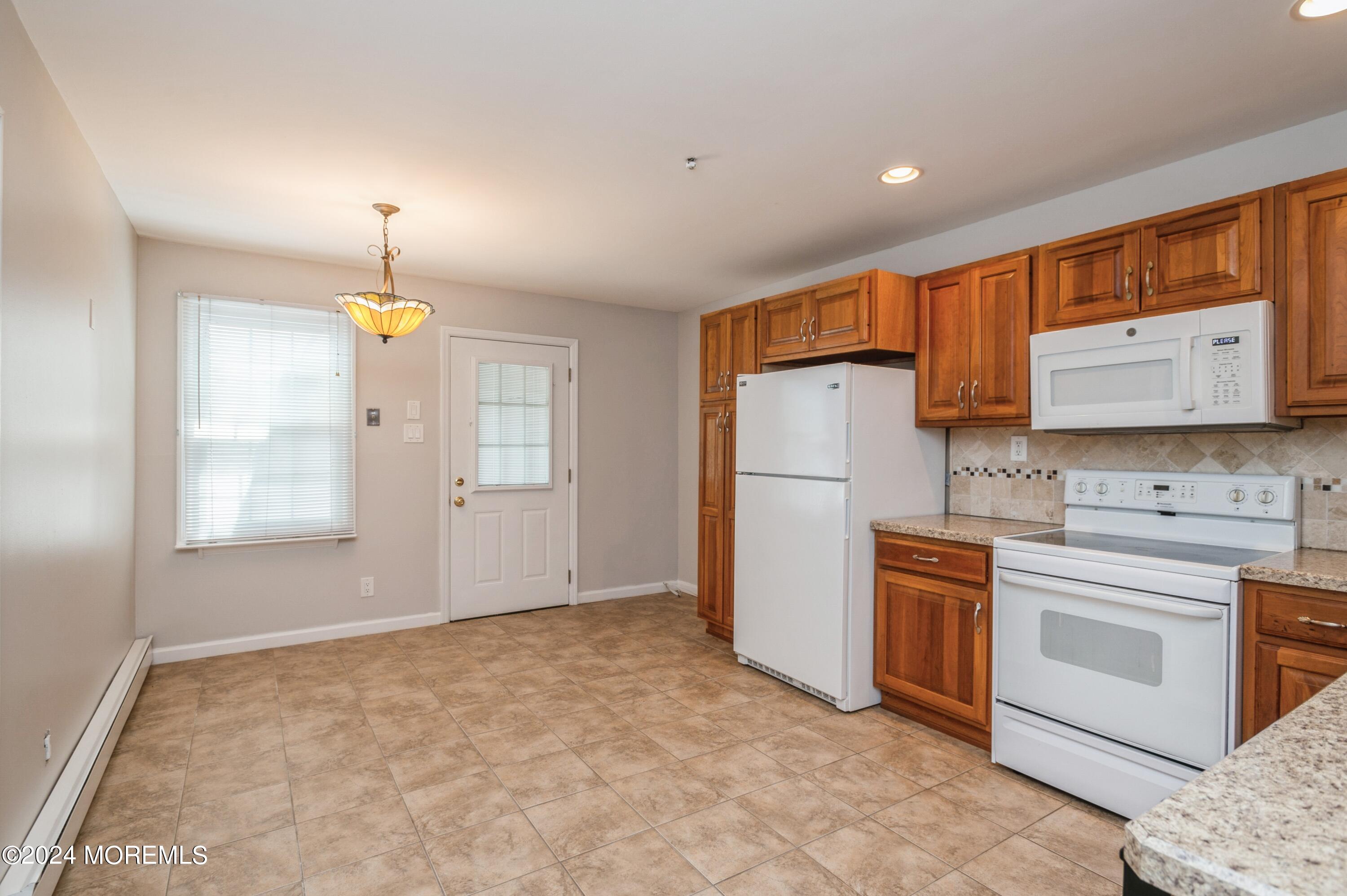 95 Halls Croft Road, Unit E Freehold, NJ 07728 - Photo 6 of 23 09_95HallsCroftRd_UnitE_177001_Kitchen_H