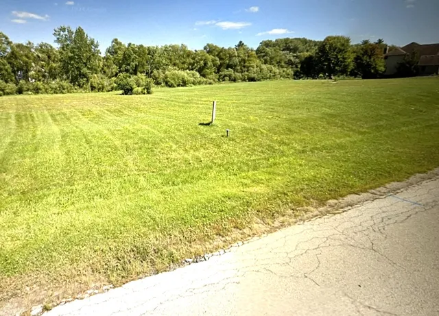 $79,900 | 7020 Longmoor Drive, Lakewood, IL 60014