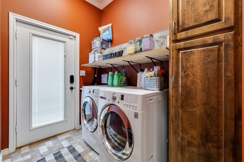 2668 Upper Montague Road Bowie, TX 76230 - Photo 19 of 40 a utility room with dryer and washer