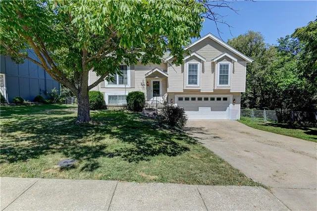 $355,000 | 816 East Whitney Street, Olathe, KS 66061