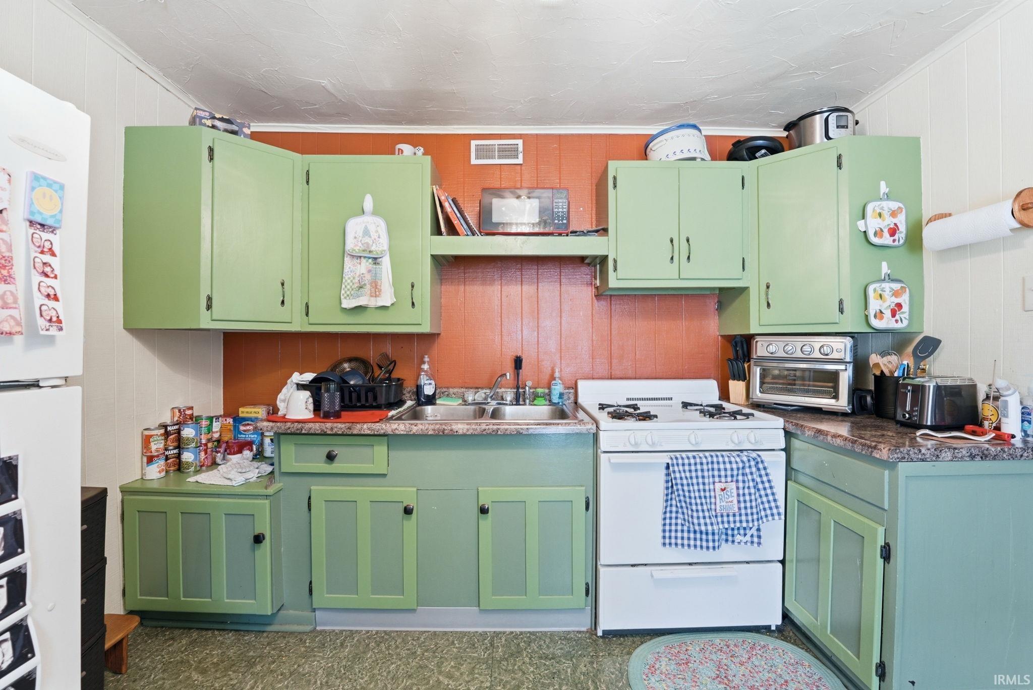 920 Warren Street Huntington, IN 46750 - Photo 4 of 35