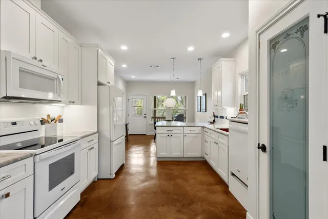 $2,400 | 107 East Keamuku Court, Bastrop, TX 78602