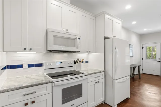 $2,400 | 107 East Keamuku Court, Bastrop, TX 78602