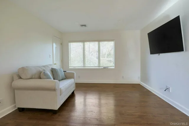 $2,098,000 | 81 Round Hill Road, East Hills, NY 11577