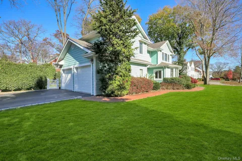 $2,098,000 | 81 Round Hill Road, East Hills, NY 11577