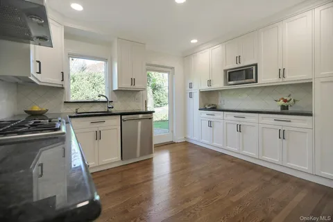 $2,098,000 | 81 Round Hill Road, East Hills, NY 11577