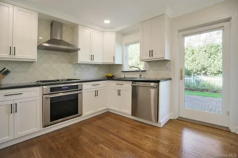 $2,098,000 | 81 Round Hill Road, East Hills, NY 11577