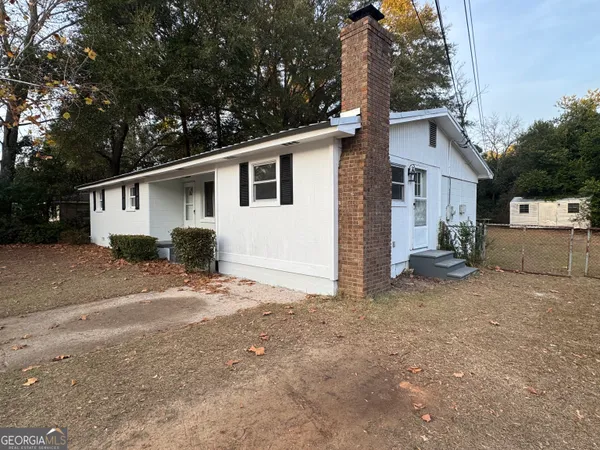a view of a house with a backyard
