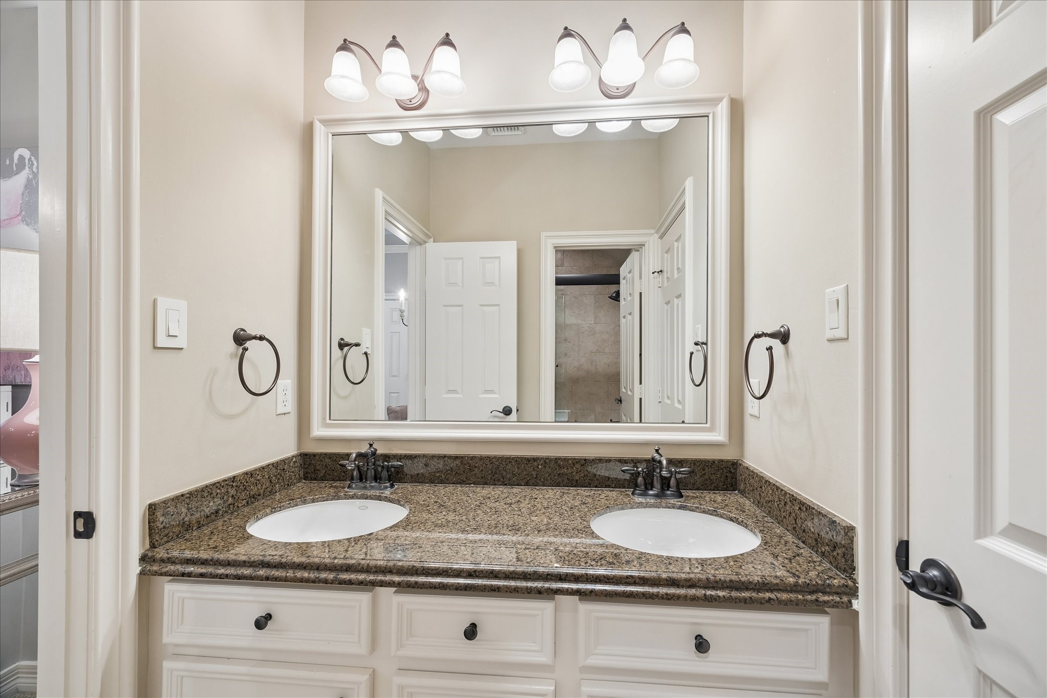 802 Anderson Street Bellaire, TX 77401 - Photo 23 of 36 Hollywood bath.
