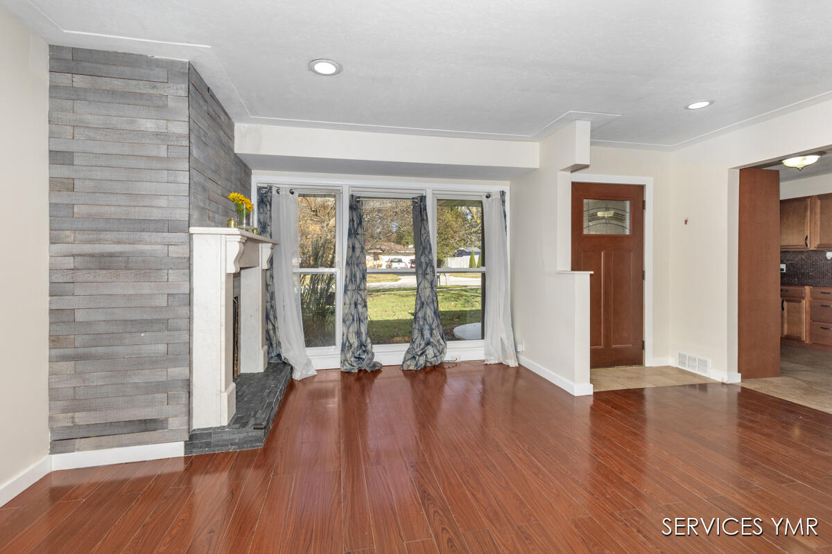 1720 Rondo Street Southeast Kentwood, MI 49508 - Photo 4 of 36 LIVINGROOM