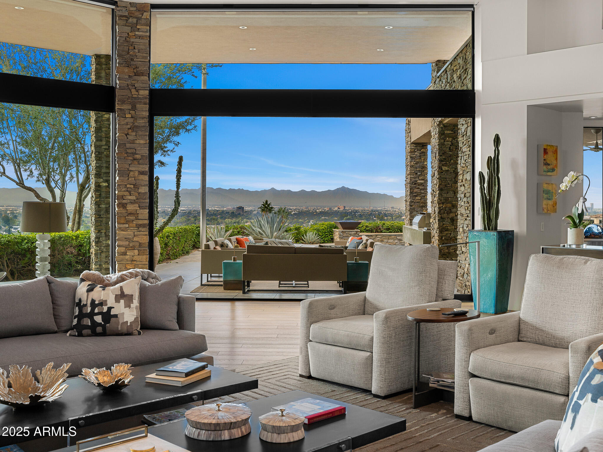 5630 East Rockridge Road Phoenix, AZ 85251 - Photo 2 of 37 12great room2_doors open