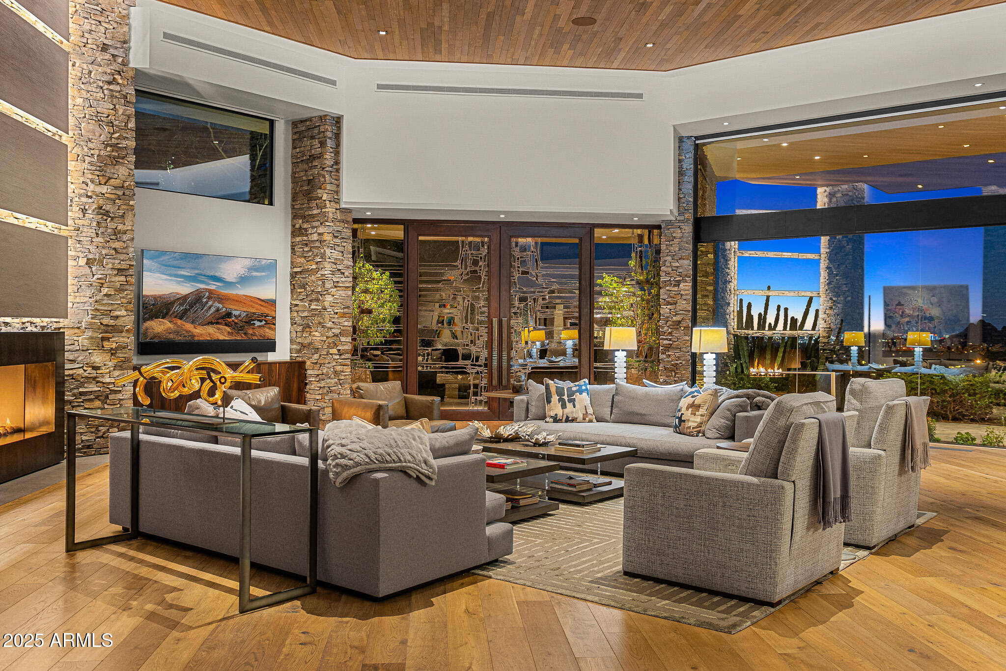 5630 East Rockridge Road Phoenix, AZ 85251 - Photo 3 of 37 61great room_twilight