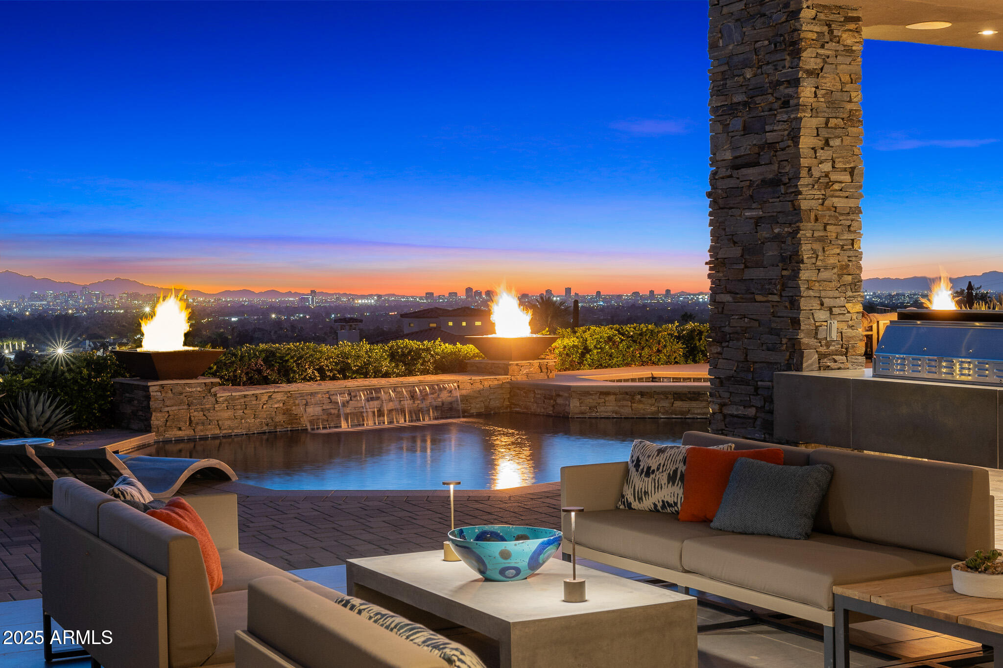 5630 East Rockridge Road Phoenix, AZ 85251 - Photo 7 of 37 54patio lounge2_twilight-Edit