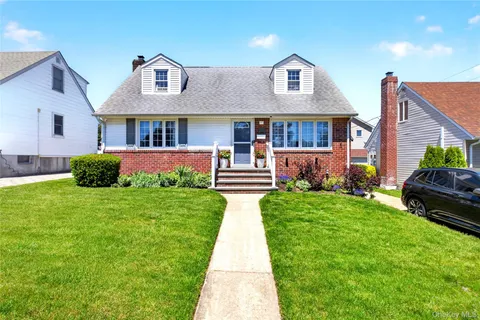 $899,998 | 288 Arlington Street, Mineola, NY 11501