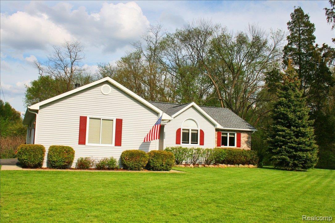 2601 Shehan Road Pinckney, MI 48169 - Photo 3 of 8 front closed up