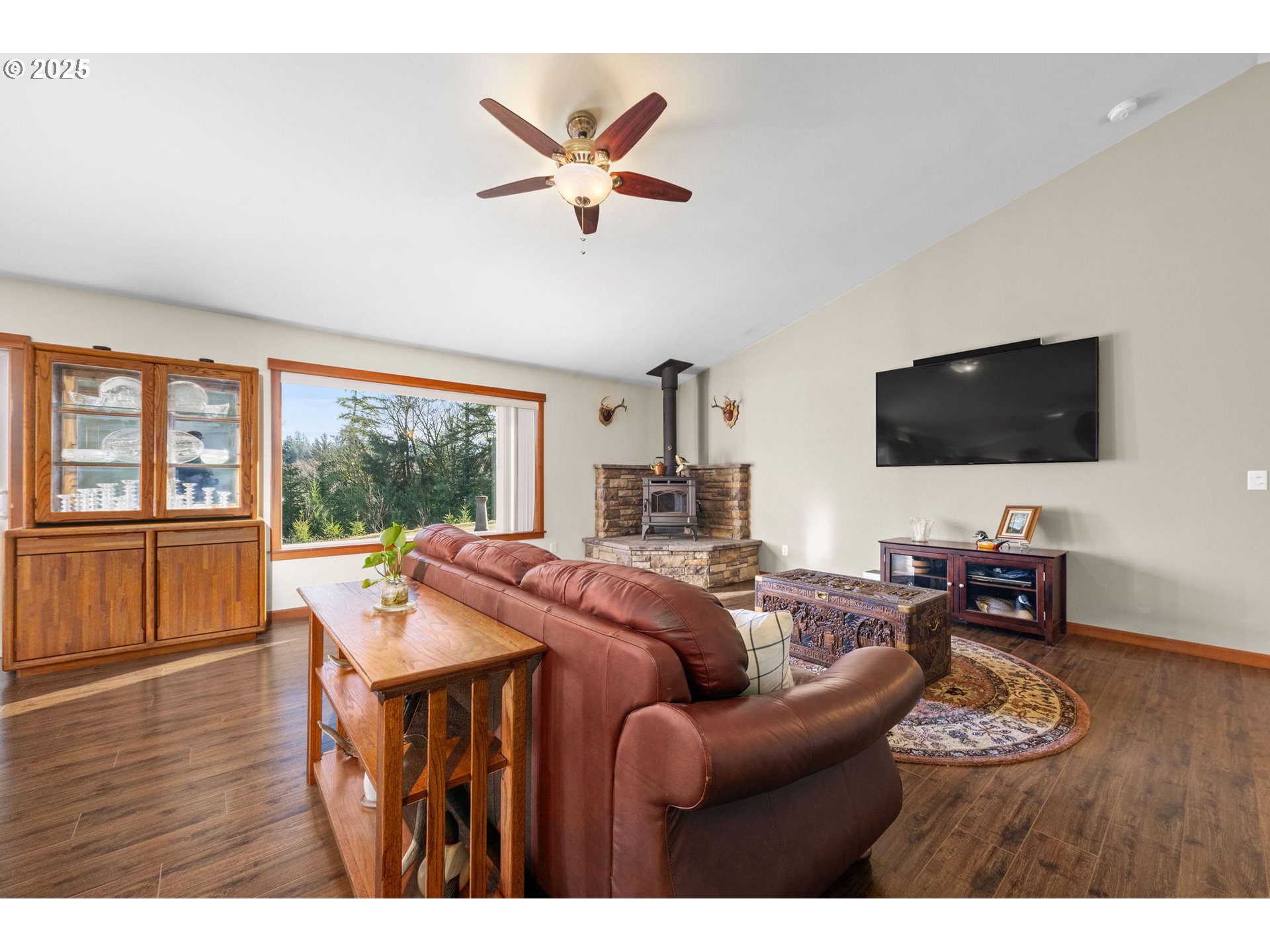 92765 Little Creek Road Astoria, OR 97103 - Photo 8 of 34 Living Room