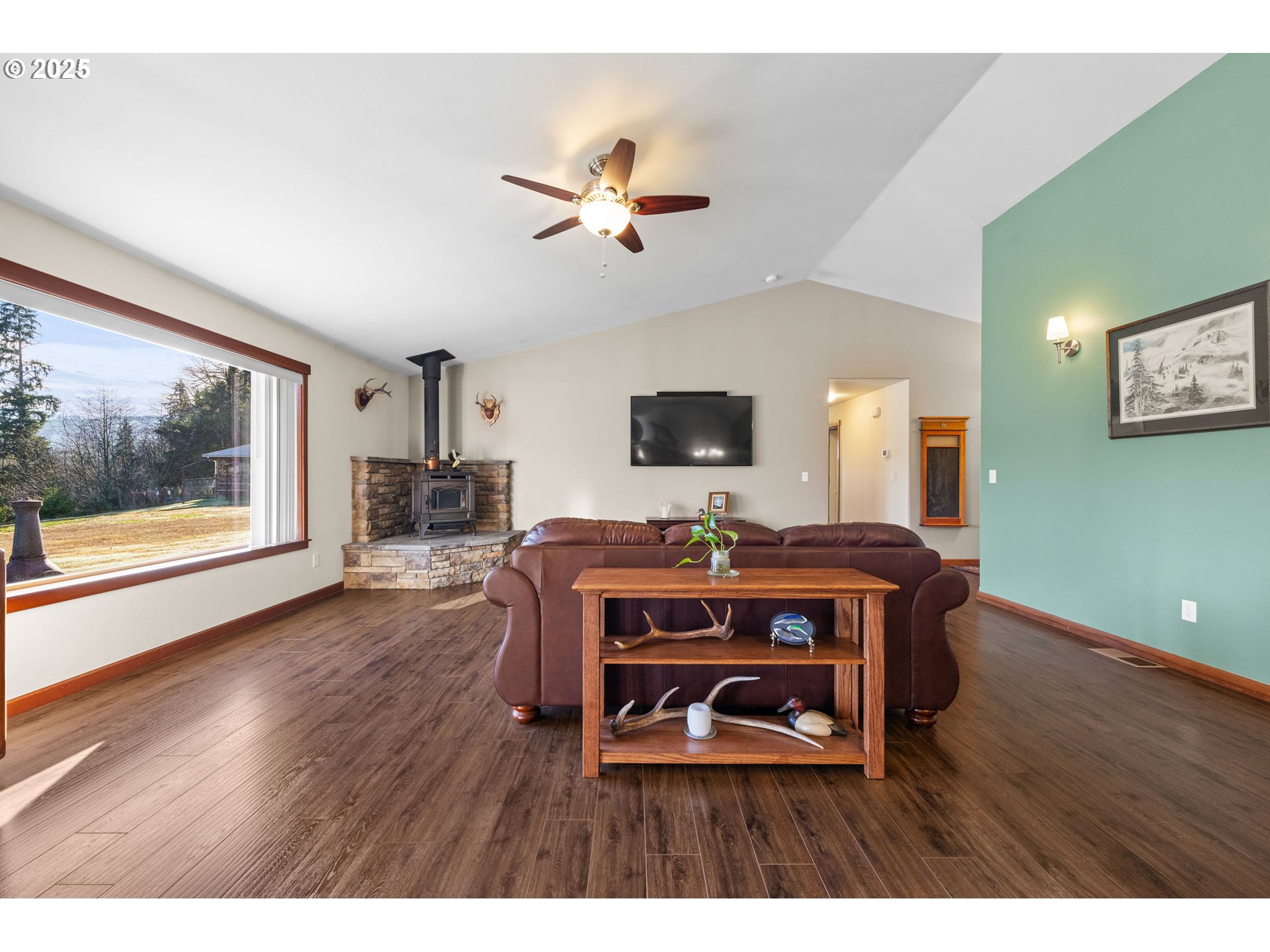 92765 Little Creek Road Astoria, OR 97103 - Photo 9 of 34 Living Room