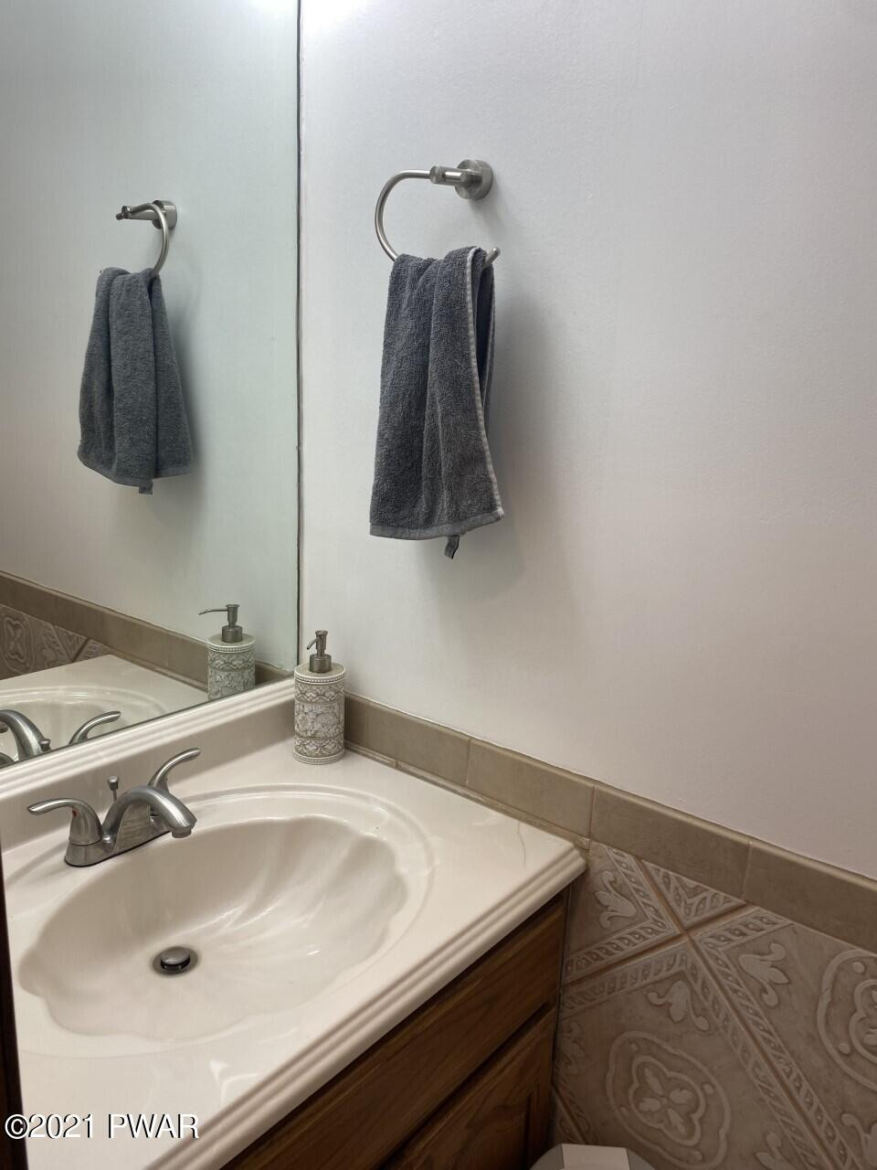 105 Sunny Lands Road Milford, PA 18337 - Photo 7 of 26 1/2 BATH