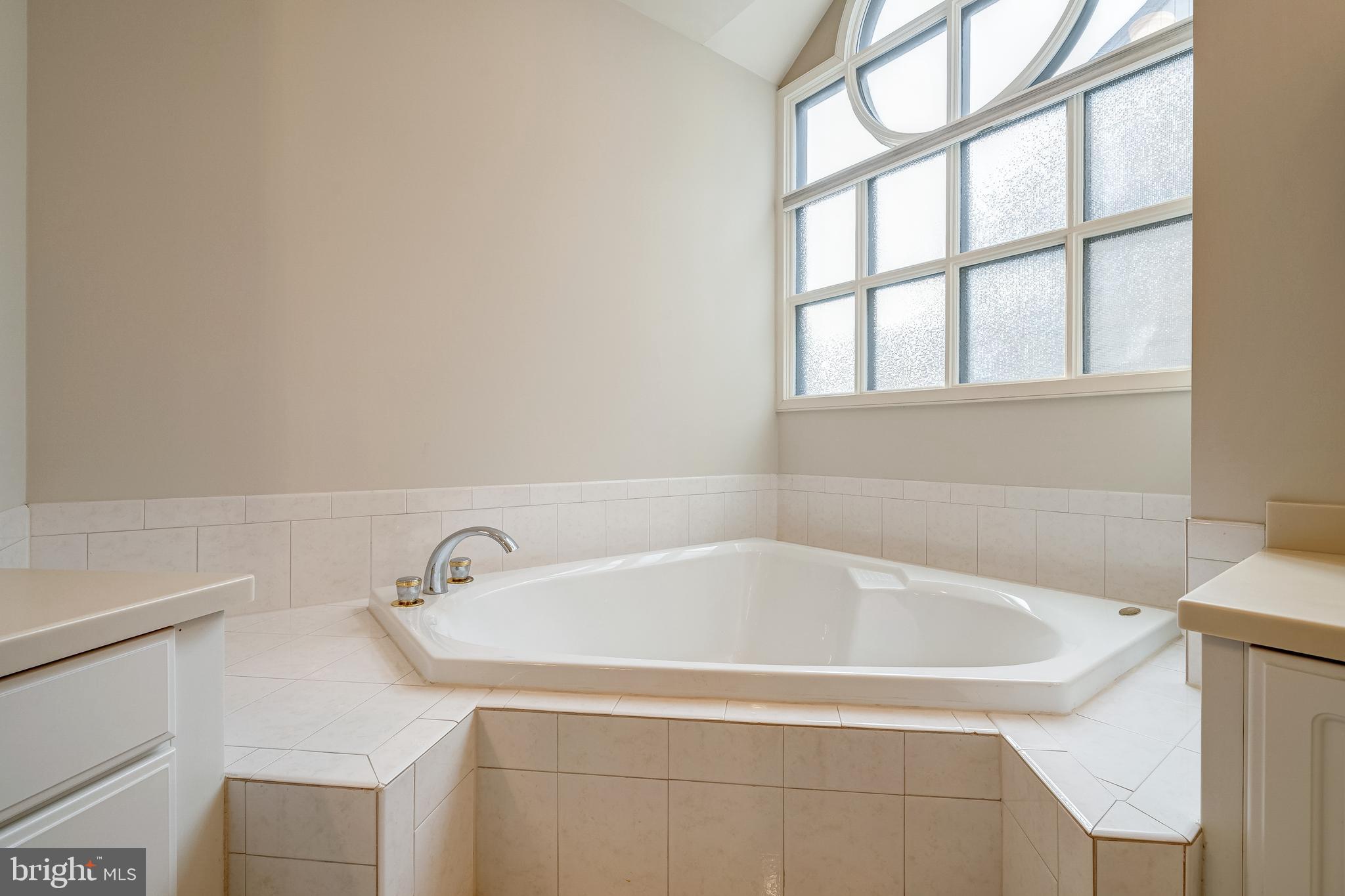 1433 Waterfront Road Reston, VA 20194 - Photo 37 of 67 Primary Bath w/Soaking Tub, Architectural Window