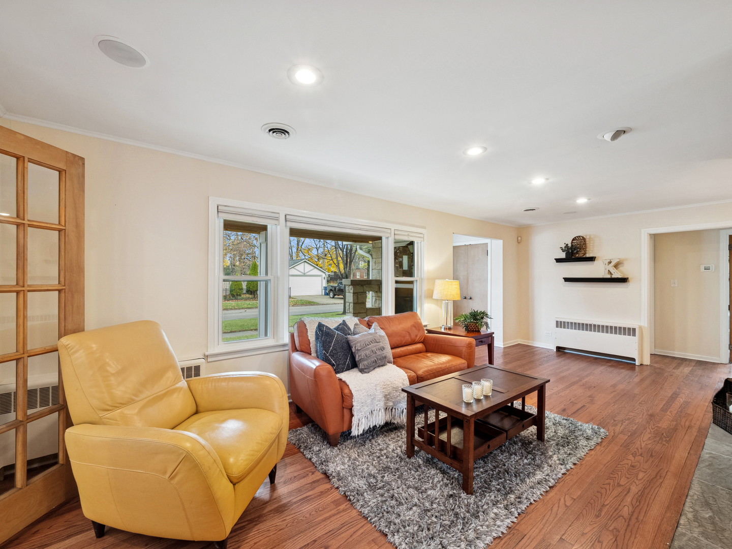 295 Ardmore Road Des Plaines, IL 60016 - Photo 5 of 30 a living room with furniture and a rug