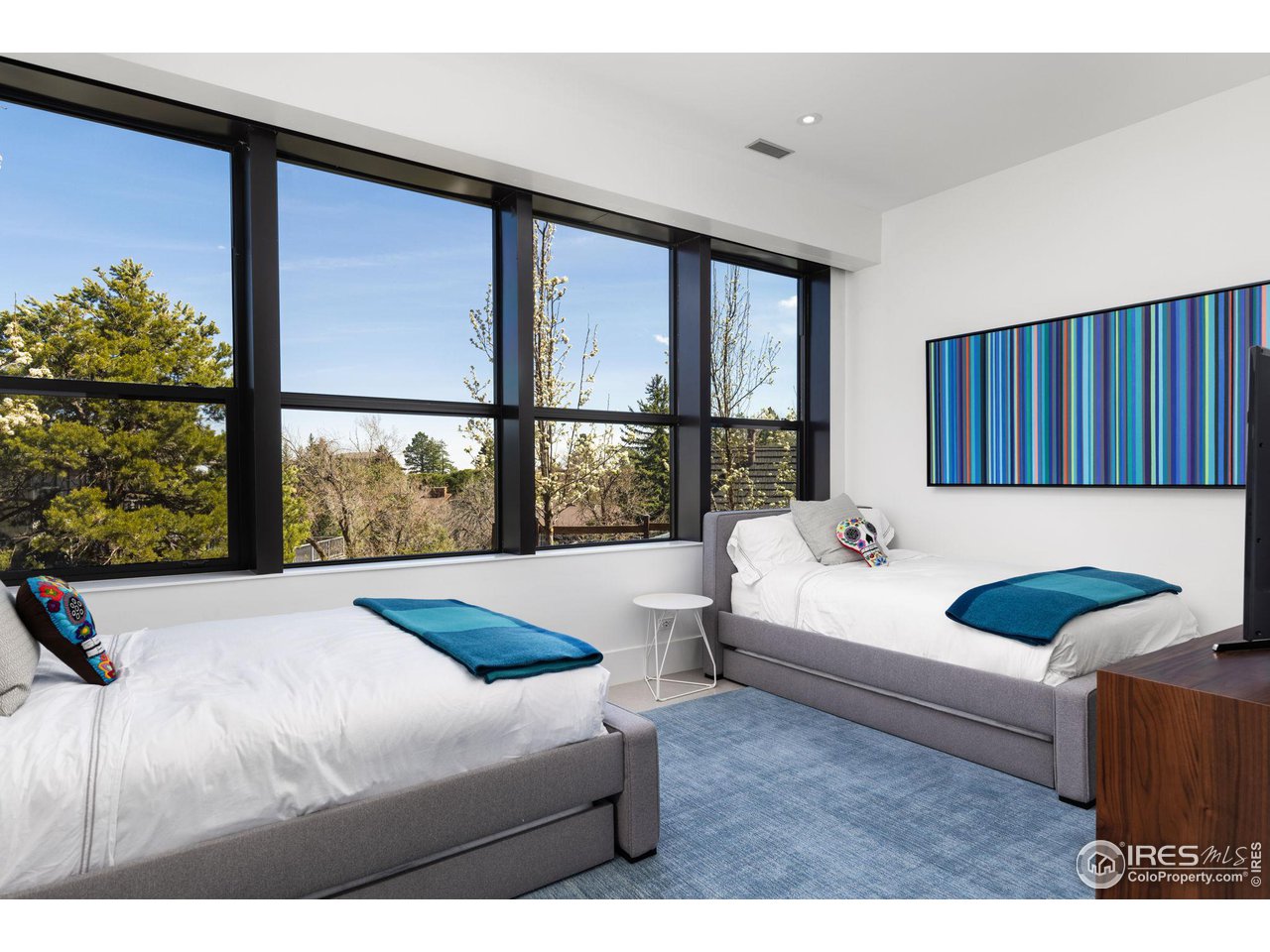 1775 Deer Valley Road Boulder, CO 80305 - Photo 31 of 40 a bedroom with a bed and a large window