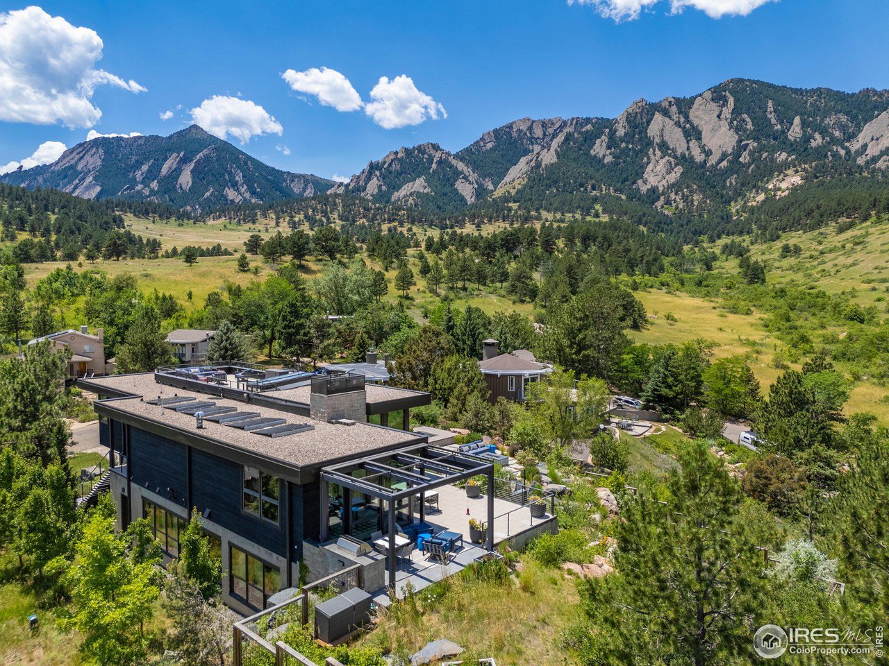 1775 Deer Valley Road Boulder, CO 80305 - Photo 40 of 40 a view of a terrace with a table and chairs