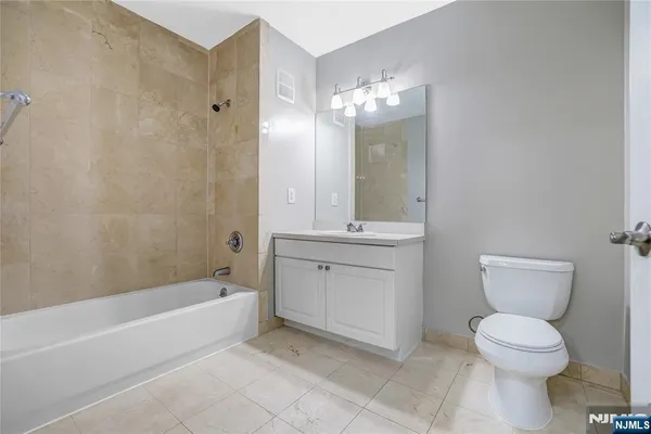 $2,700 | 905 River Road, Unit 304, Edgewater, NJ 07020