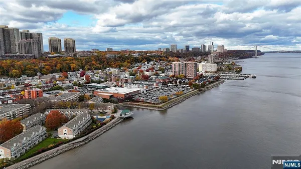 $2,700 | 905 River Road, Unit 304, Edgewater, NJ 07020