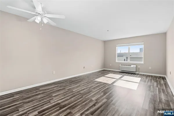 $2,700 | 905 River Road, Unit 304, Edgewater, NJ 07020